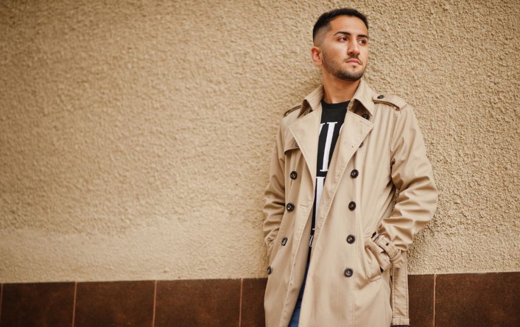 homme en trench beige
