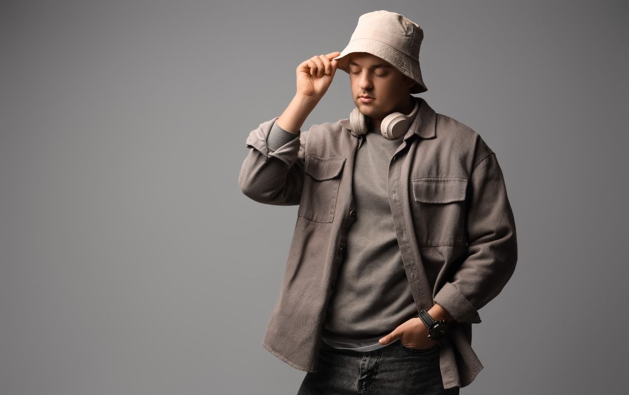 homme qui porte un bob